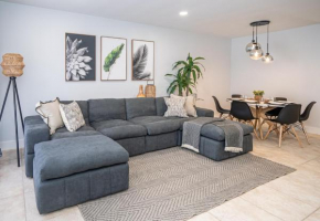Cozy Home 3 bd Privet Backyard. 6 min to the Beach